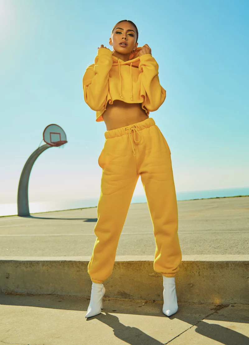 Modelo de conjunto amarelo em editorial