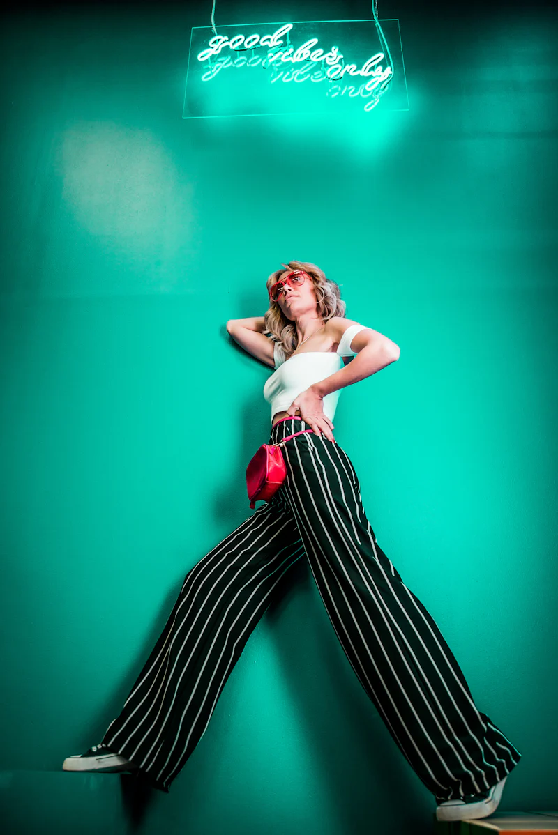 Modelo posando contra fundo turquesa em editorial de moda