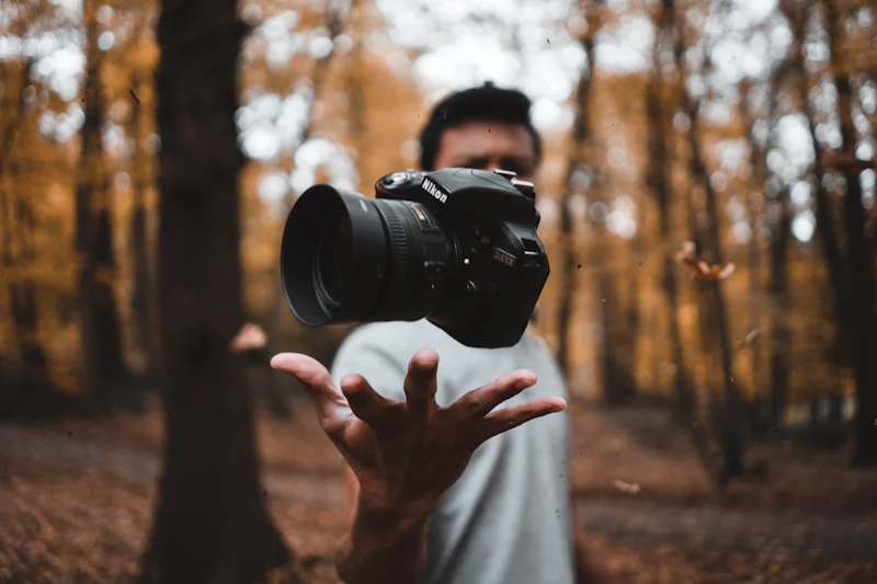 Foto provisória: fotógrafo segurando a câmera